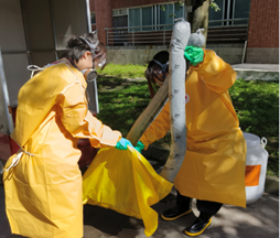 图片包含 人, 建筑, 男人, 穿着 AI 生成的内容可能不正确。