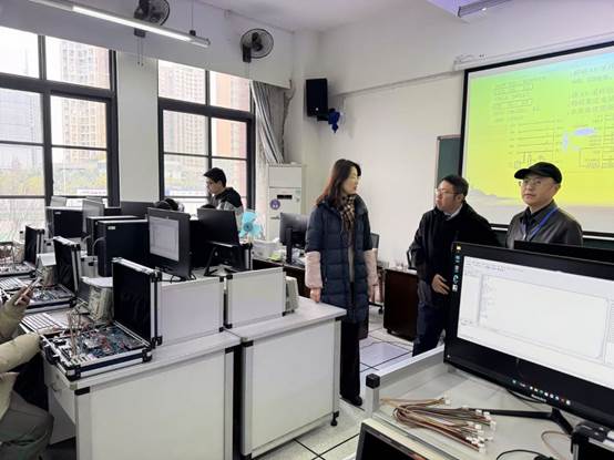 一群人在厨房里工作 AI 生成的内容可能不正确。